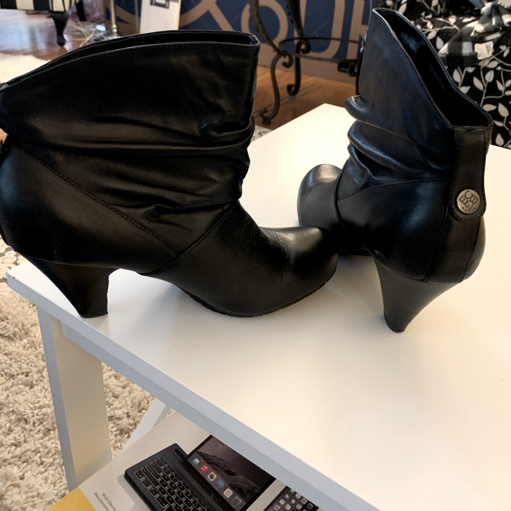 BCBG BLACK ANKLE BOOTS